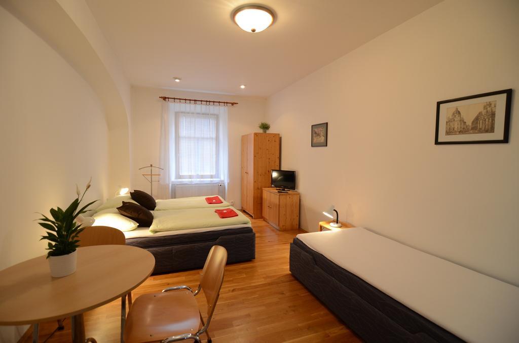 Apartments Karlin Prag Rum bild